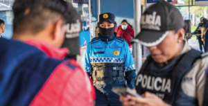 Personal en operativo de control en la estación el Recreo