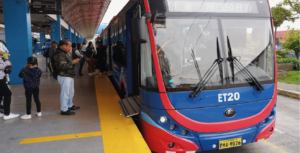 Unidad trolebús en parada El Recreo